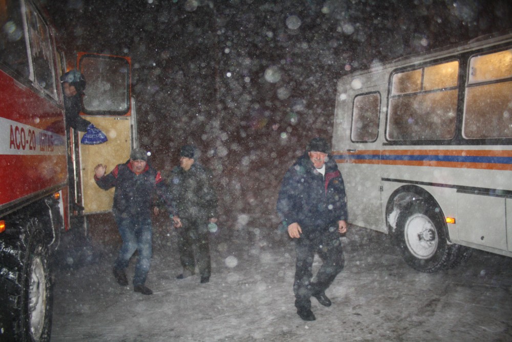 Астаналық құтқарушылар жолда қалған адамдарды қар құрсауынан құтқаруда
