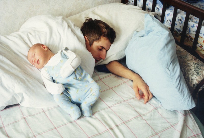 Зашла к спящему сыну. Мама папа и малыш спят. Малыши с папами спят. Спящий папа и малыш.