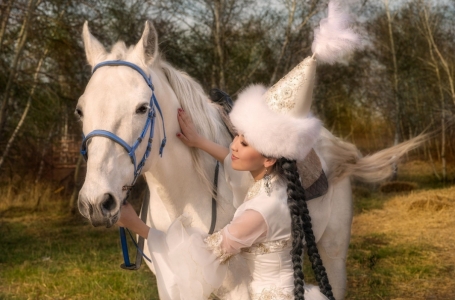 Мен бір жан едім мойындамас сезімді!!!Сезімсіз бос дуние,Сақтап жүрмін түкпіріне қиялдың!!!