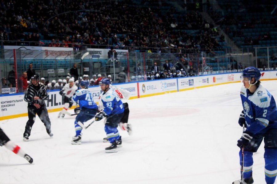 Хоккей: Астаналық «Барыс» овертаймда «Металлург» командасына жол берді  