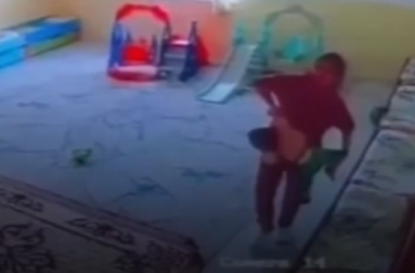 Түркістанда балабақшалардың бірінде әйел баланы ұрып-соғып жатқан сәті видеоға түсіп қалды