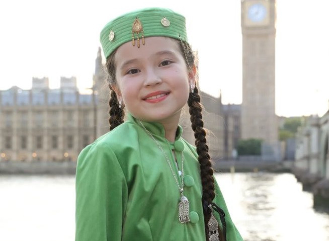 "Дипломаттардың әйеліне сабақ беремін". Лондонда қазақ тілін үйрететін 11 жастағы Кәусар Ғалымжанқызымен сұхбат