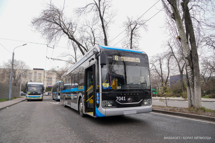 Алматыда екі троллейбус жүргізушілері төбелескен: Желіде видео пайда болды