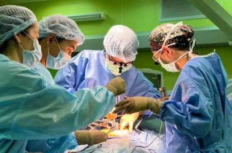 Үш адамға бір ағзаның екі бүйрегі мен жүрегі трансплантатталды