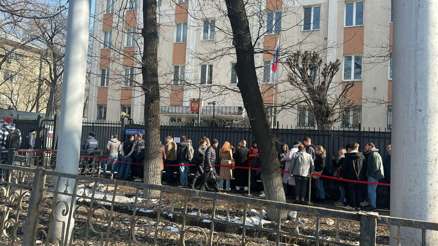 Алматыдағы Ресей консулдығы маңында жиналған адамдар видеоға түсірілді