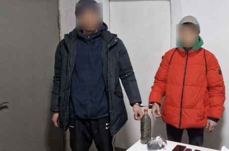 "Насыбай толы бөтелке". Алматы облысында екі ер адам колонияға тыйым салынған заттарды лақтырмақ болған