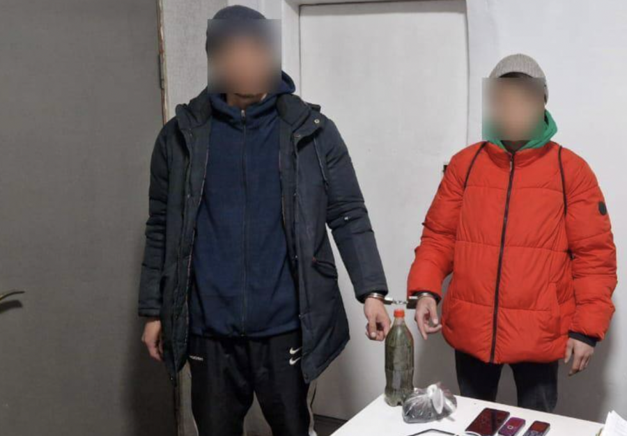 "Насыбай толы бөтелке". Алматы облысында екі ер адам колонияға тыйым салынған заттарды лақтырмақ болған