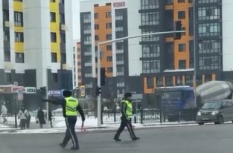Астанада екі полиция қызметкерінің "біртүрлі" әрекеті видеоға түсіп қалды