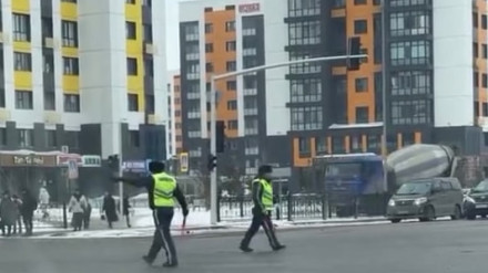Астанада екі полиция қызметкерінің "біртүрлі" әрекеті видеоға түсіп қалды