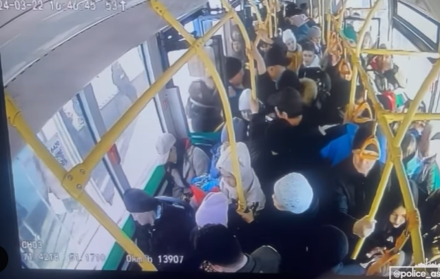 Астанада автобуста ұрлық жасаған адам видеоға түсіп қалды