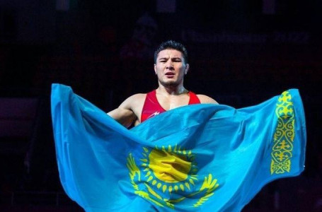 Азамат Дәулетбеков өзбек балуанын жеңіп үш дүркін Азия чемпионы атанды