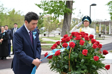 Мәжіліс төрағасы Мәншүк Мәметованың ескерткішіне гүл шоқтарын қойды