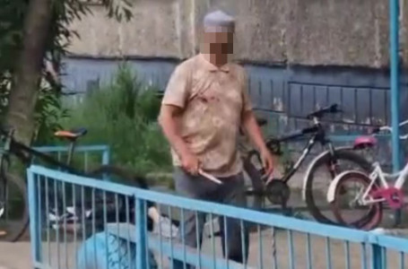 Павлодар облысында адамды бауыздап, орындықта тынығып отырған ер адам видеоға түсіп қалды