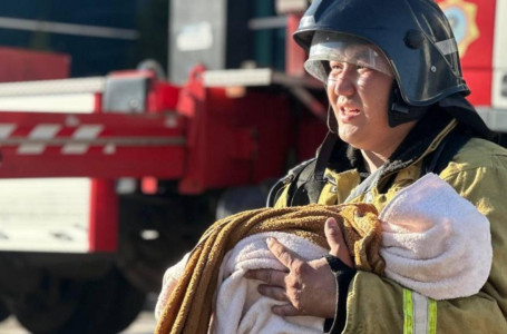 Желіде Астанадағы өртенген үйден 3 айлық бала құтқарылған сәттің суреті тарады