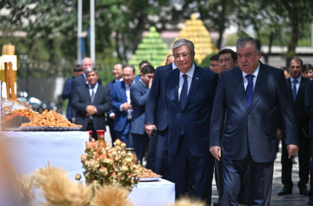 Тоқаев пен Рахмон ауыл шаруашылығы өнімдері мен ұлттық тағамдар көрмесін аралап көрді