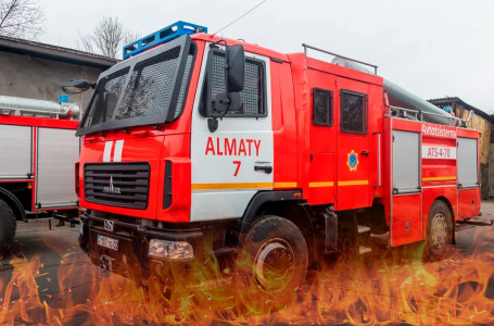 Алматыда бір қабатты ғимараттың шатыры өртеніп жатыр