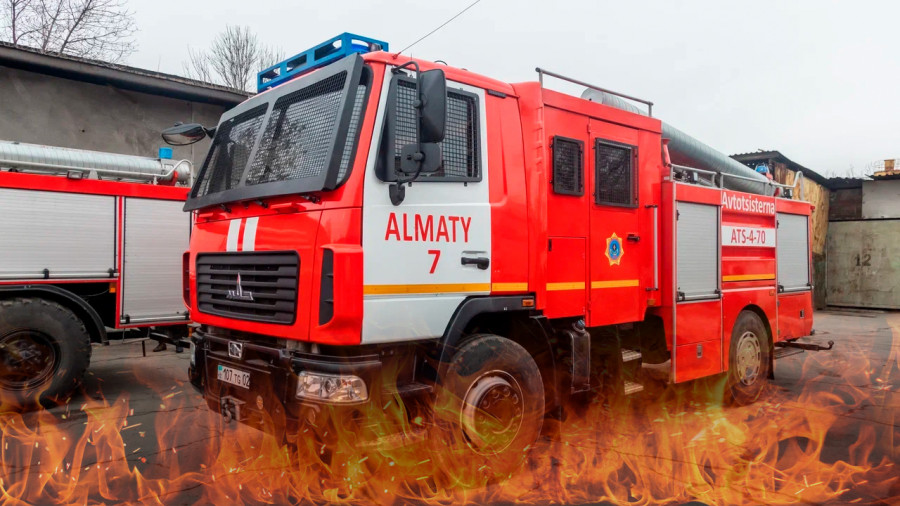 Алматыда бір қабатты ғимараттың шатыры өртеніп жатыр