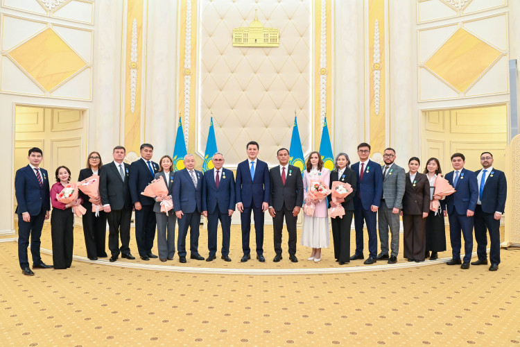 Мемлекеттік кеңесші қоғам қайраткерлеріне мемлекеттік наградаларды тапсырды