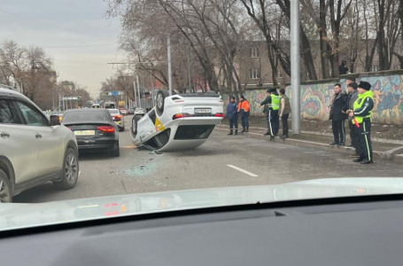 Алматының қақ ортасында көлік аударылып қалды