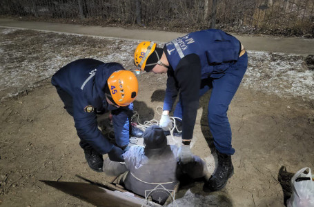 Оралда үш метрлік кәріз құдығына түсіп кеткен ер адам құтқарылды