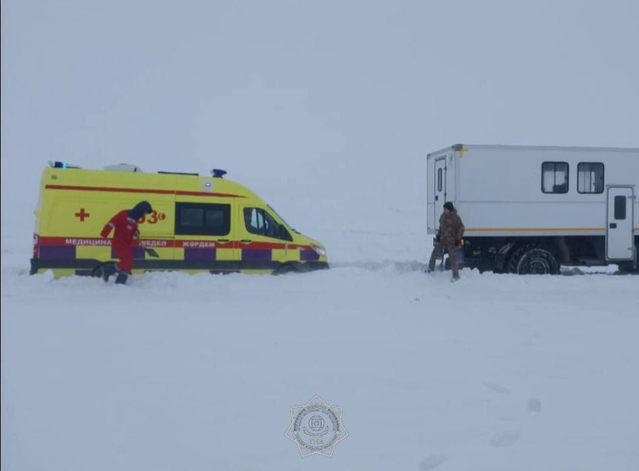 Ұлытау облысында жедел жәрдем көлігі қалың қарға батып қалды