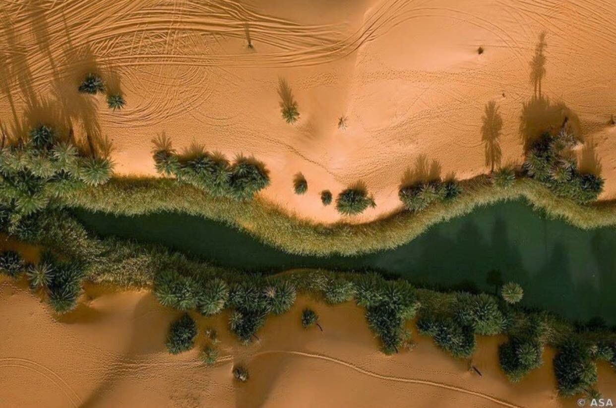 Река оазис. Оазис Убари Ливия. Озера Убари Ливия. Пустыня сахара Оазис. Оазис в пустыне Африки.