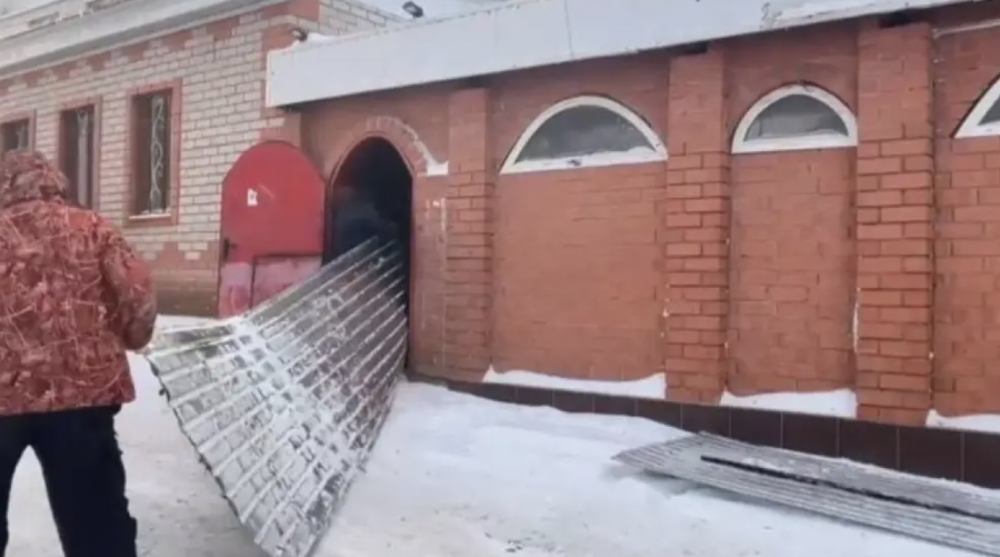 Ақтөбеде “криминал“ кафе бұзылып жатыр