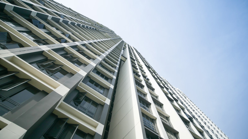 Алматыда ер адам 14-қабаттан секіріп кетпек болды