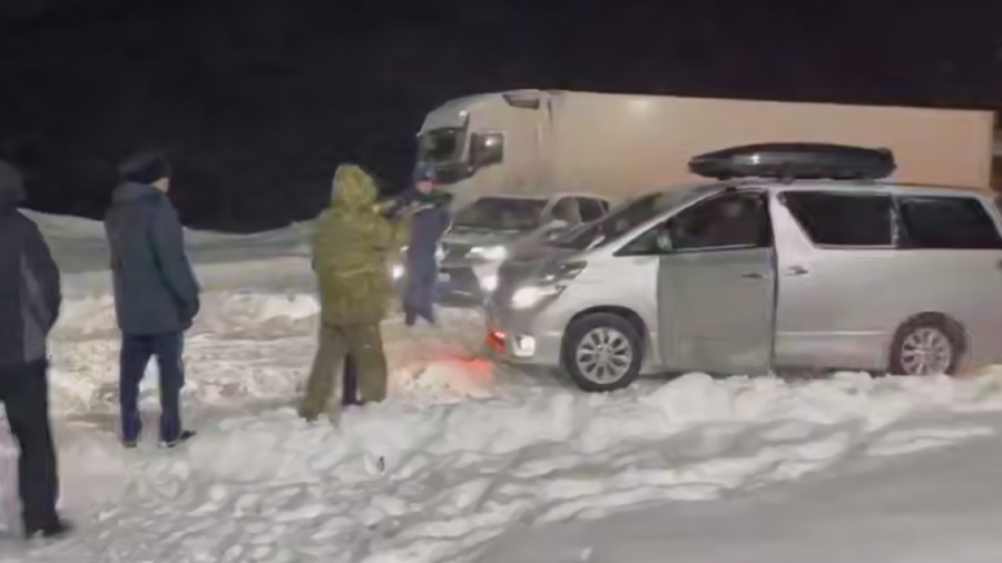 Абай облысында Аягөзден шыққан жерде 100-ден астам көлік тұрып қалды