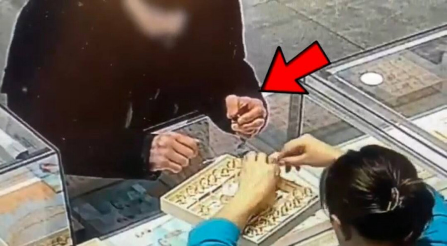 Сақиналарды көрсетуді сұраған: Астанада сатушы ер адамға сеніп, күтпеген жайтқа тап болған