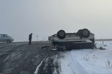 Павлодардағы жолда минивэн аударылып кетті