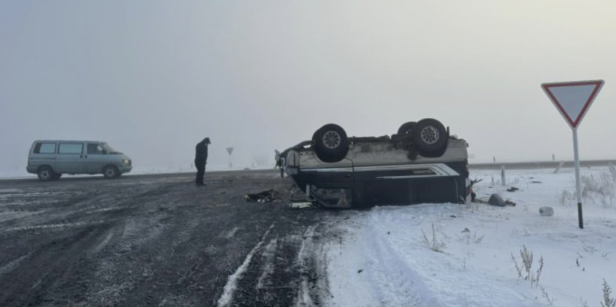 Павлодардағы жолда минивэн аударылып кетті