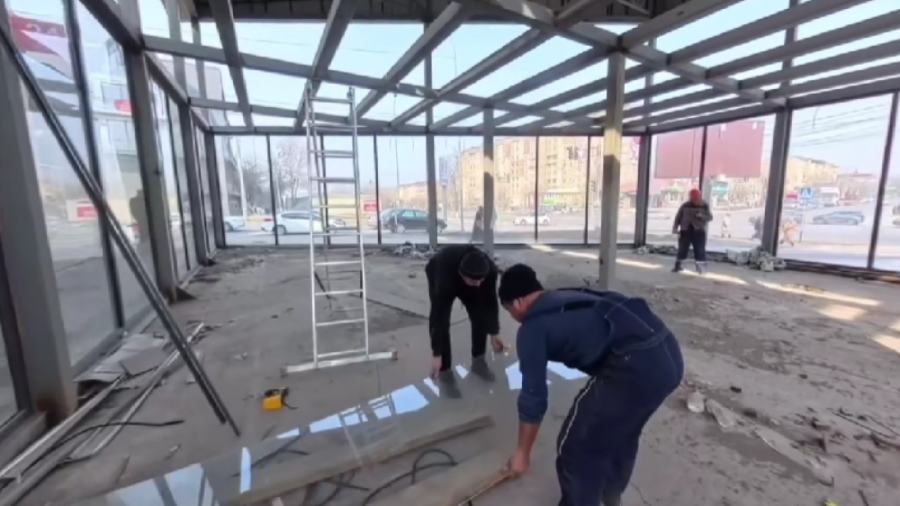 Шымкентте он заңсыз салынған нысан бұзылып жатыр