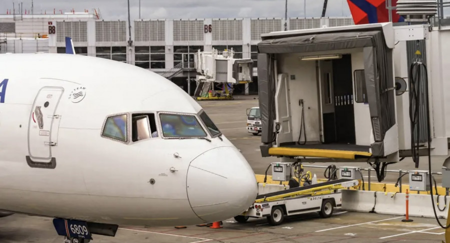 АҚШ әуежайында екі жолаушы ұшағы соқтығысты