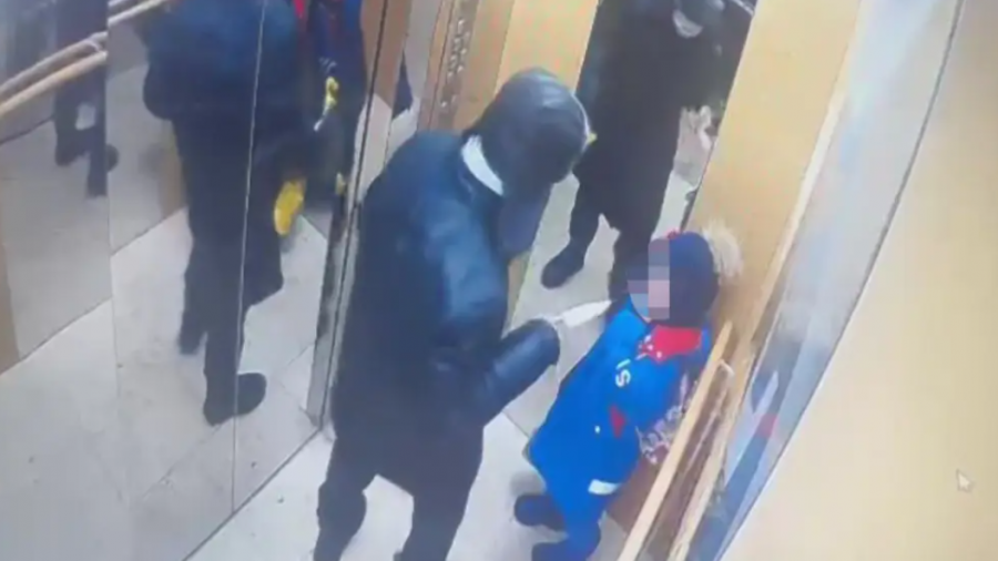 Астанадағы лифтідегі шабуыл: дәрігерлер баланың жағдайы туралы айтты