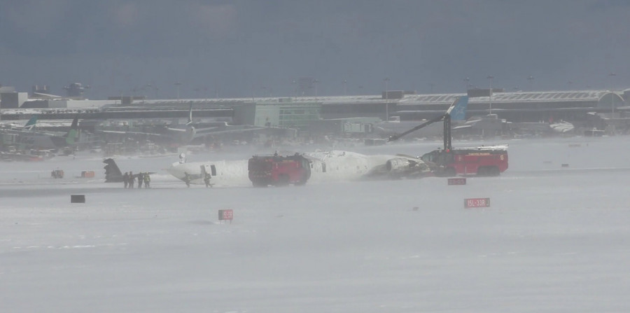 Канадада ұшақ әуежайға қону кезінде аударылып қалған