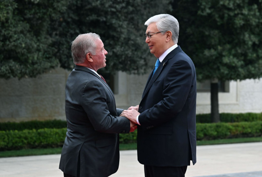 Король мен тақ мұрагері күтіп алды: Тоқаев Әл-Хусейния сарайына барды