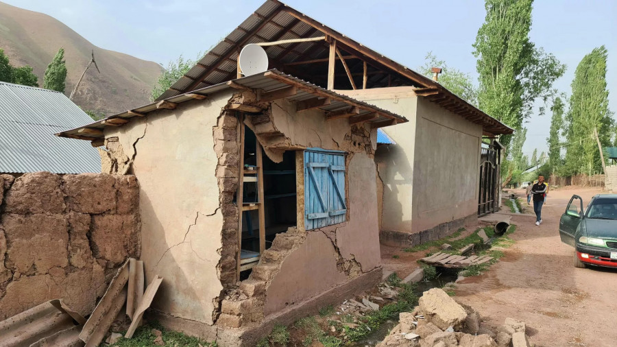 Тәжікстандағы жер сілкінісі: бір бала қаза тауып, 30 ғимарат қирады