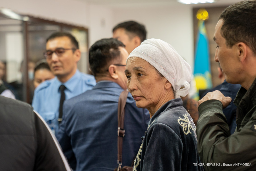 “Бәрі ұрып-соғып, тепкіледі“. Шерзаттың әжесі сотта жауап берді