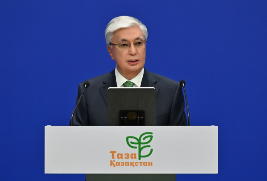 “Ешкім сырттан келіп тазалап, көркейтіп бермейді“. Тоқаев жастарға үн қатты