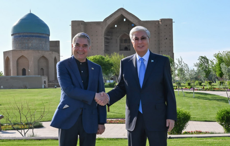 Тоқаев пен Бердімұхамедов Қожа Ахмет Ясауи кесенесіне зиярат етті