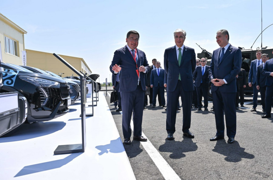 Тоқаев пен Бердімұхамедов өнеркәсіп көрмесін аралады