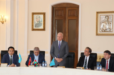 Бакуде “Абай“ романының латын қарпіндегі басылымы таныстырылды