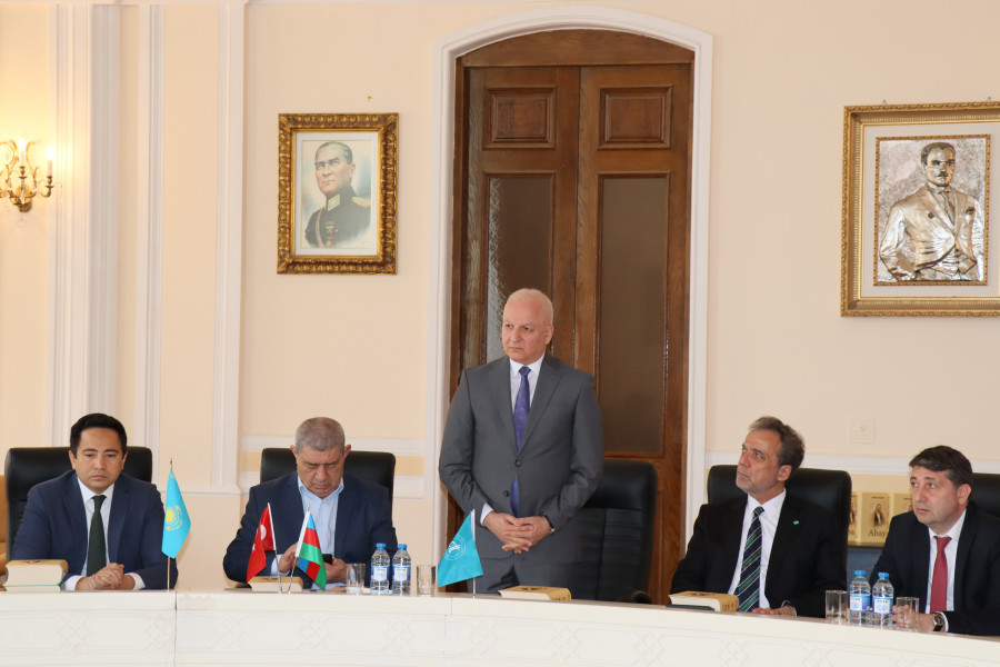 Бакуде “Абай“ романының латын қарпіндегі басылымы таныстырылды