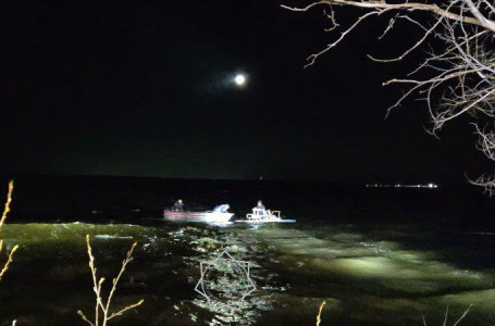 Бурабайда катамаранда отырған бес баланы ағыс алып кеткен