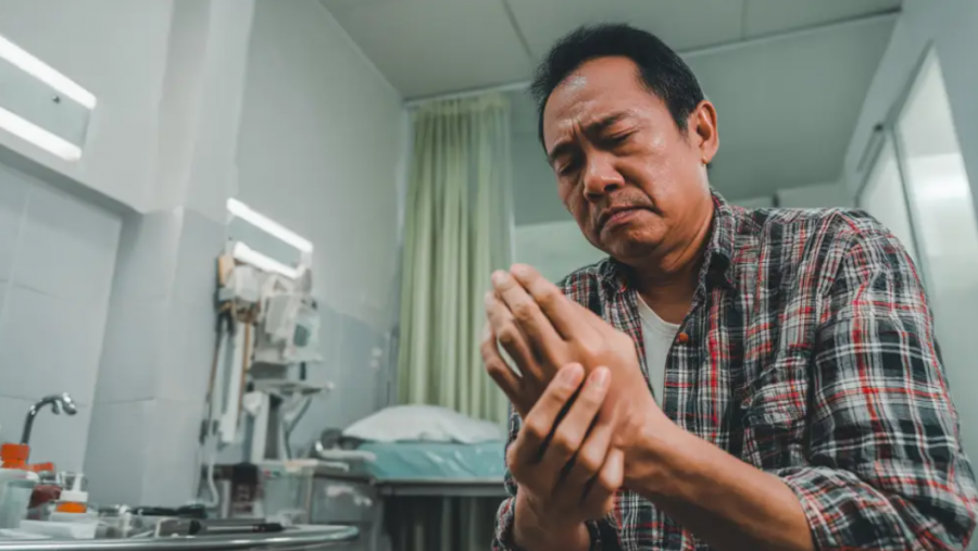 Қазақстандық ер адам 40 жыл бойы тырнақ астындағы ісіктен жапа шеккен