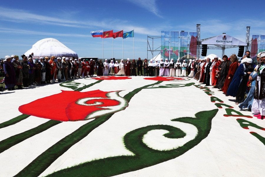 200 метрлік киіз: жамбылдық қолөнершілердің еңбегі Қазақстанның КИНЭС рекордтар кітабына енді