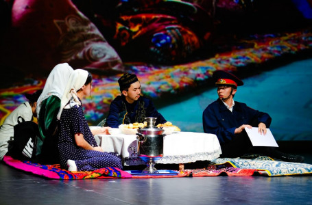 Оның өз кискасын сорып жатқан видеосы