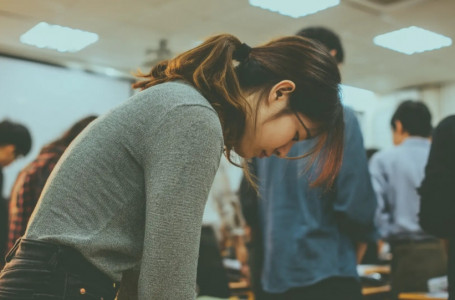  Студент қыздарға “ер адамдарға иілу керек” делінген: министрлік бұл туралы не дейді?