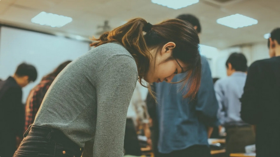  Студент қыздарға “ер адамдарға иілу керек” делінген: министрлік бұл туралы не дейді?